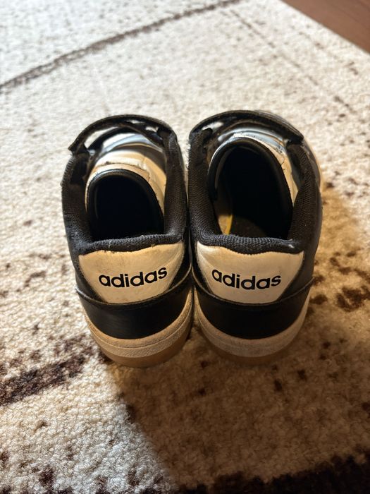 Продавам детски обувки Adidas
