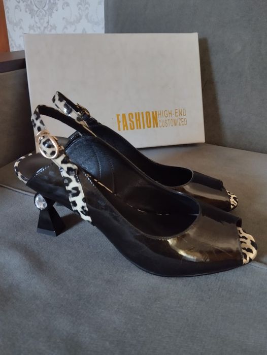 Продам туфли новые