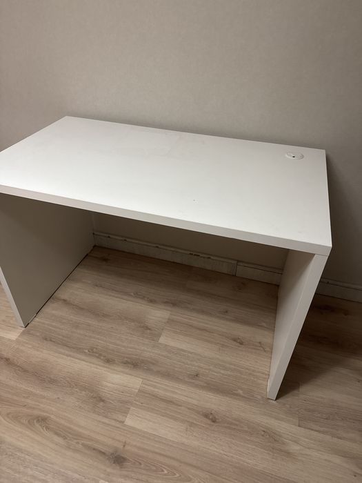 Офисный стол белый