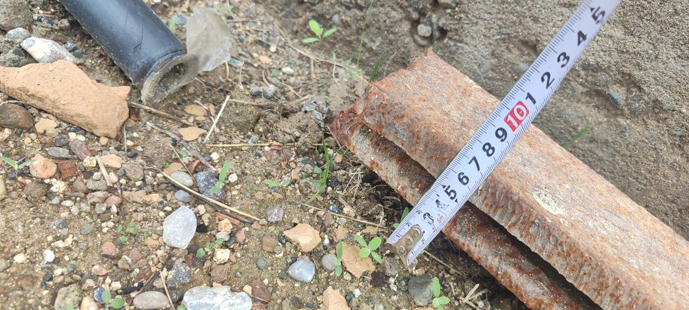 Bolorni oʻrniga qoʻyishga qalin temirlar sotiladi.