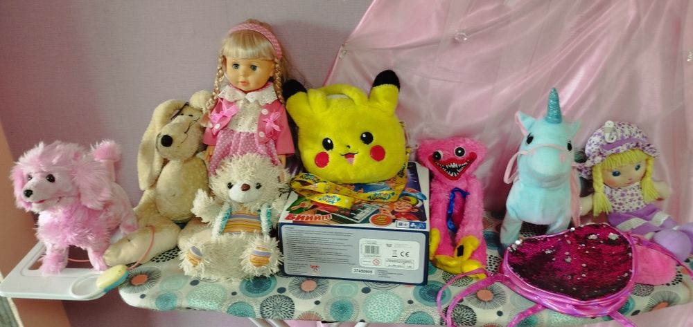 Лот от играчки, една игра и две чантички