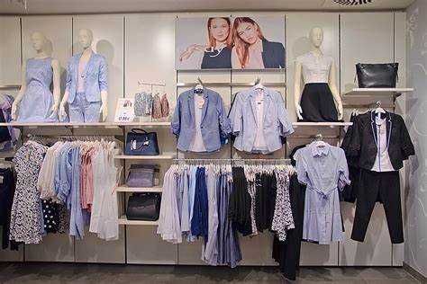 mobilier magazin haine incaltaminte posete etc aproape nou