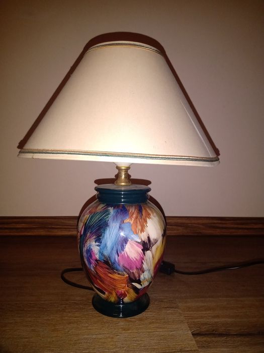 Продавам порцеланова настолната лампа.