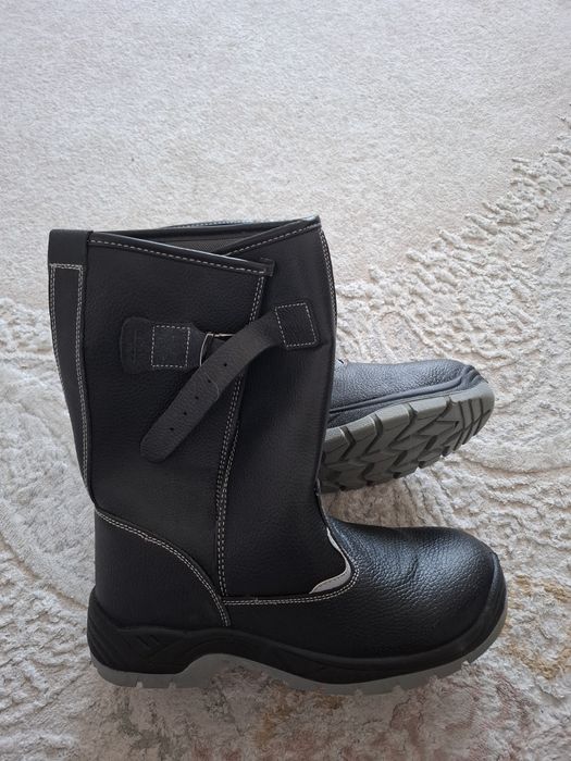 Продам новые рабочие сапоги 43 размера