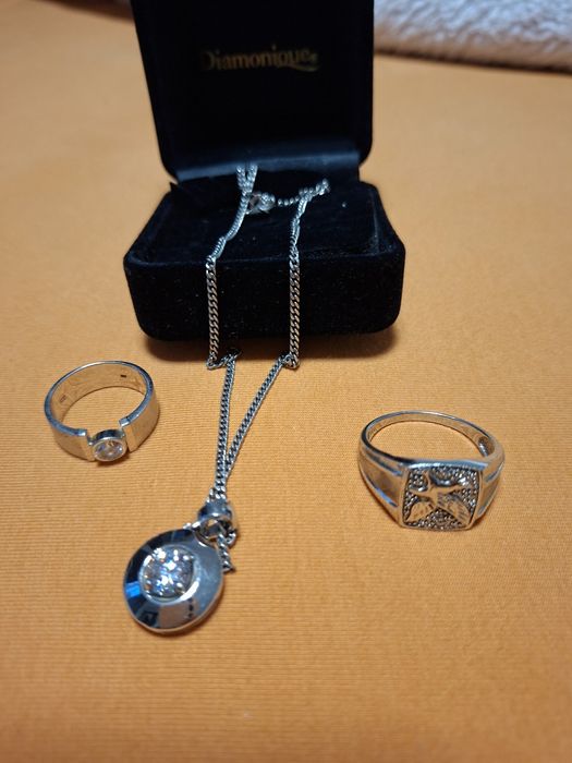 Vând colier si inel set argint pus un ghiul argint