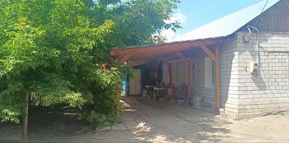 Дом возле церкви