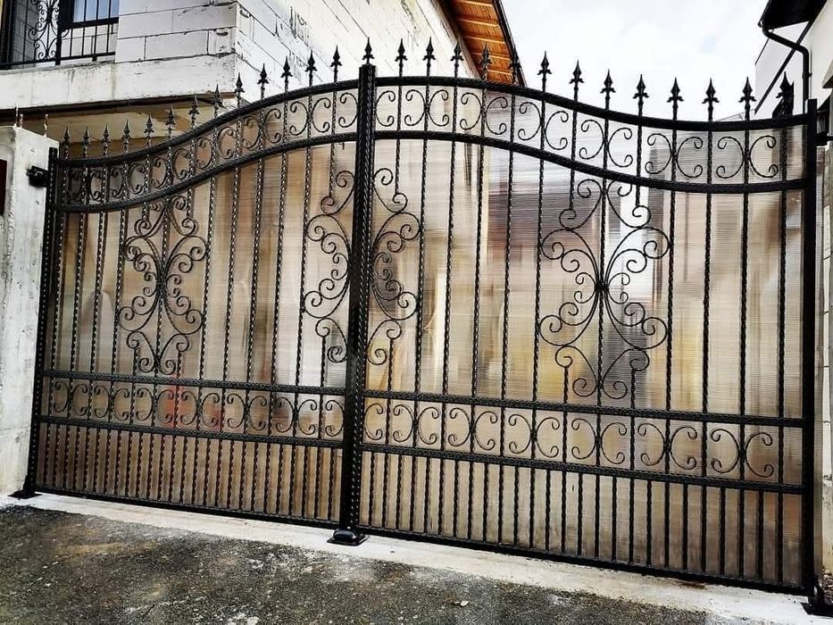 Porți, panouri de gard, balustrade din fier forjat și tablă decupată.