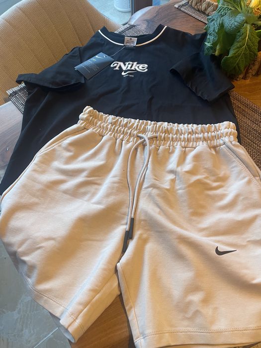 Комплект къси панталонки и тениска на Nike