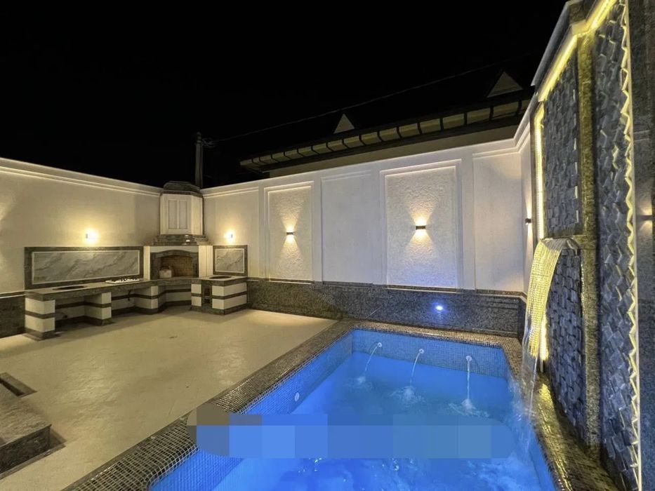 Гостиница России-Сдается новый дом в стиле Неоклассика в центре города