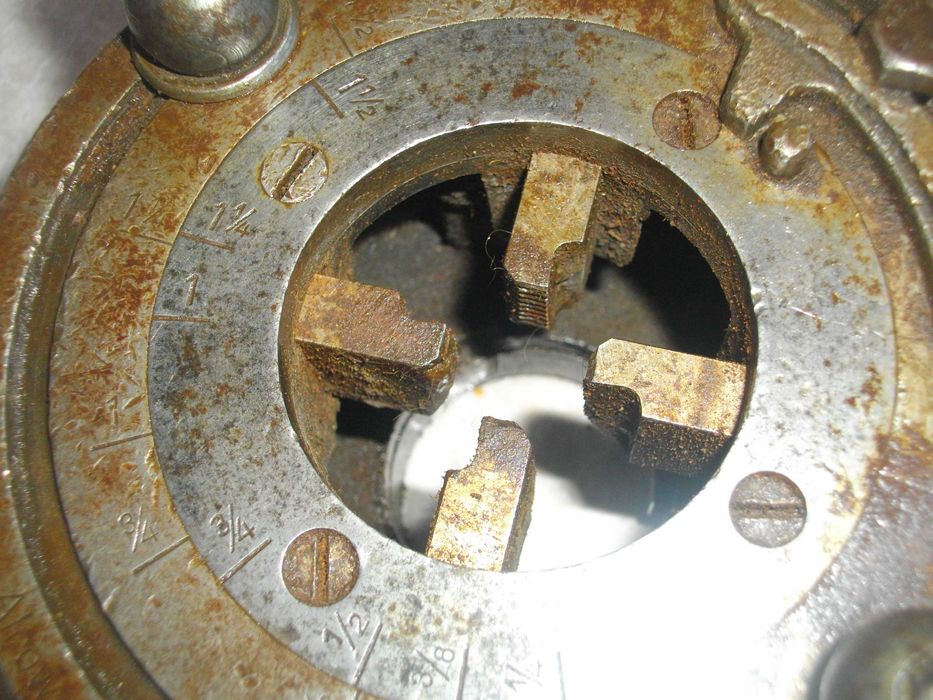 Винторезка винтонарезка плашка чешмеджийска за резби тръби 1/4"-1 1/2"