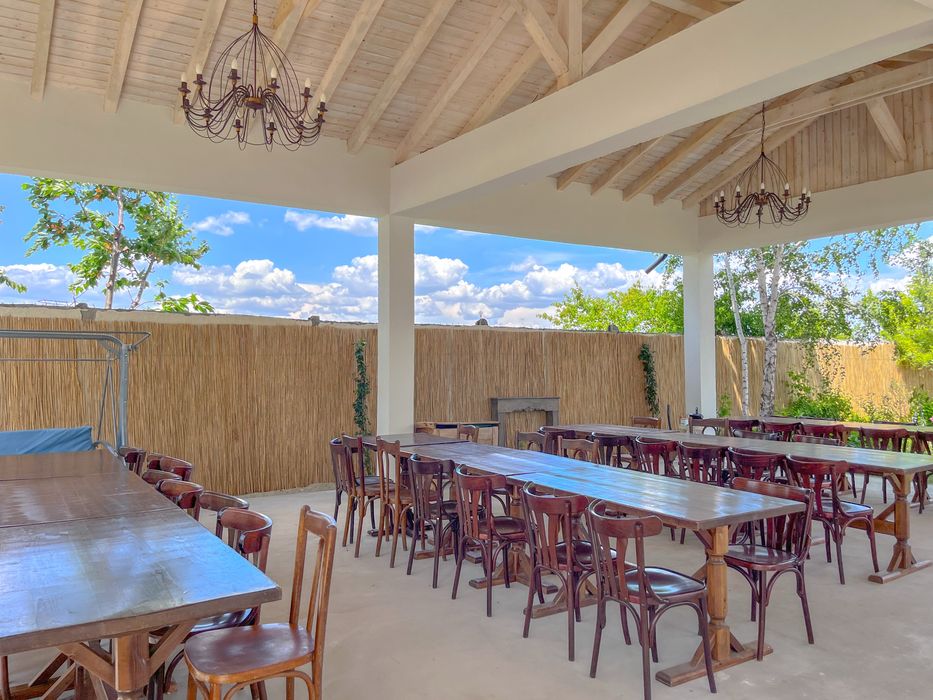 Vand 13 mese lemn masiv pt restaurant, bar, terasa, bistro