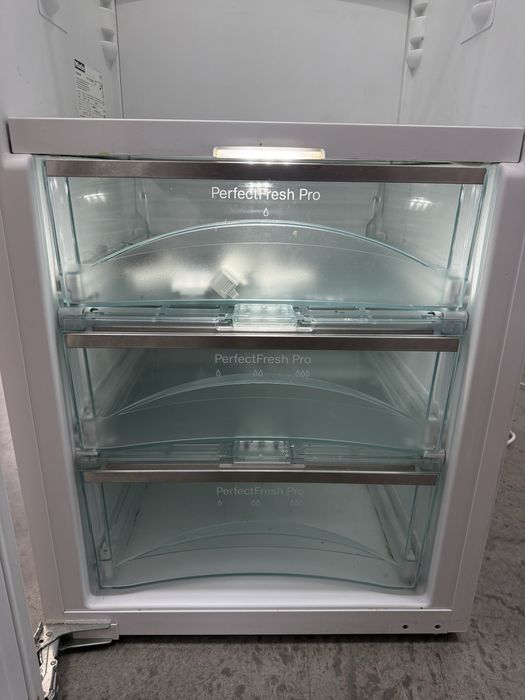 Хладилник и фризер за вграждане Miele