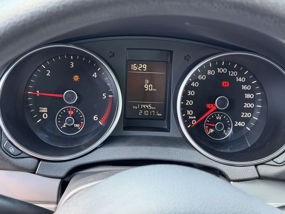 VW Golf VI , 1.6 TDI, 105 CP – an 2011