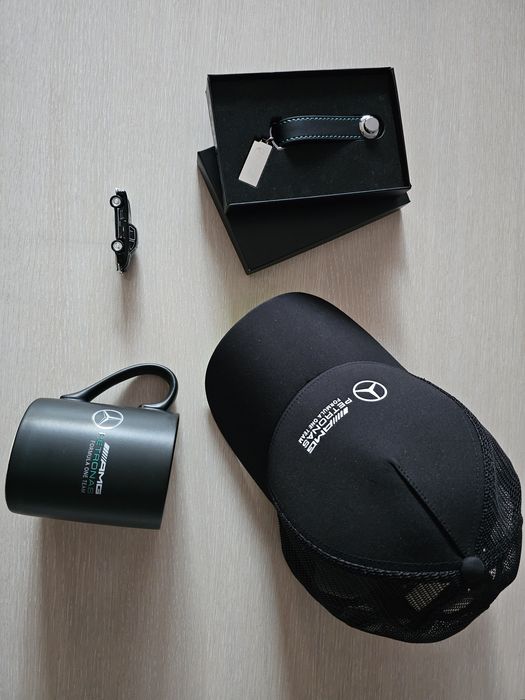 Фен артикули на Mercedes: флашка, ключодържател и лятна шапка