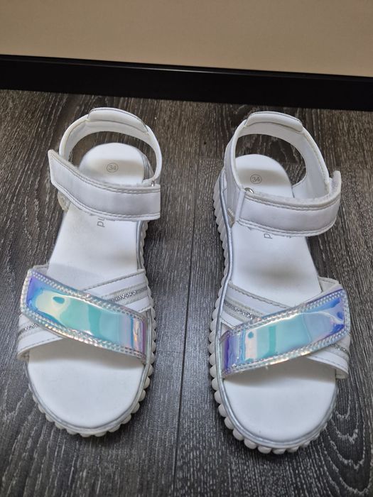 Vând sandale fetite