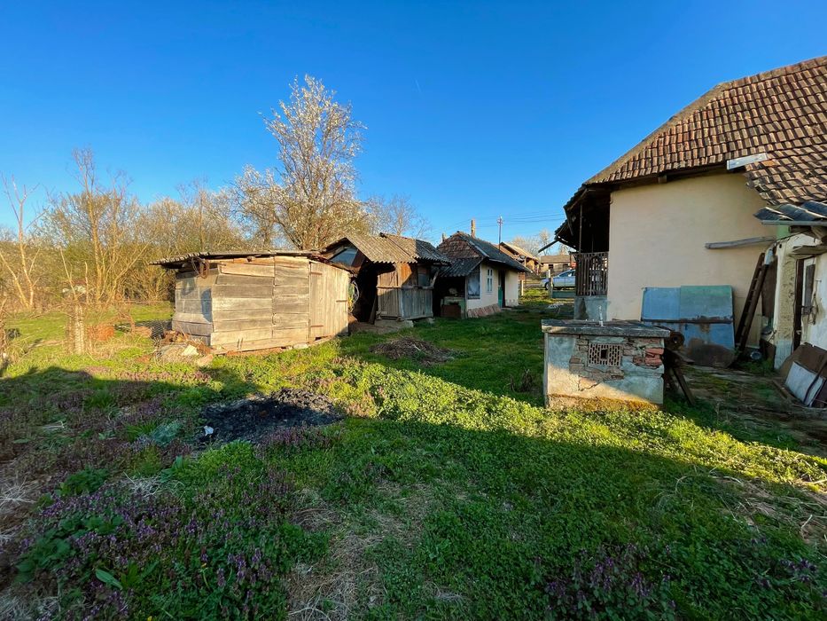 Casă cu 3 camere, teren 1000mp