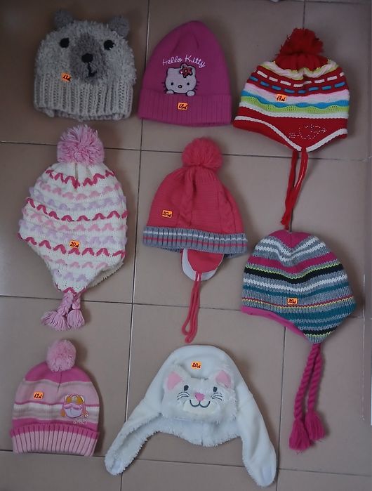 Бебешки и детски зимни шапки, зимни шалове и топли и меки наушници.