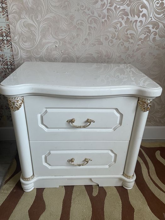 Продам две прикроватные тумбочки