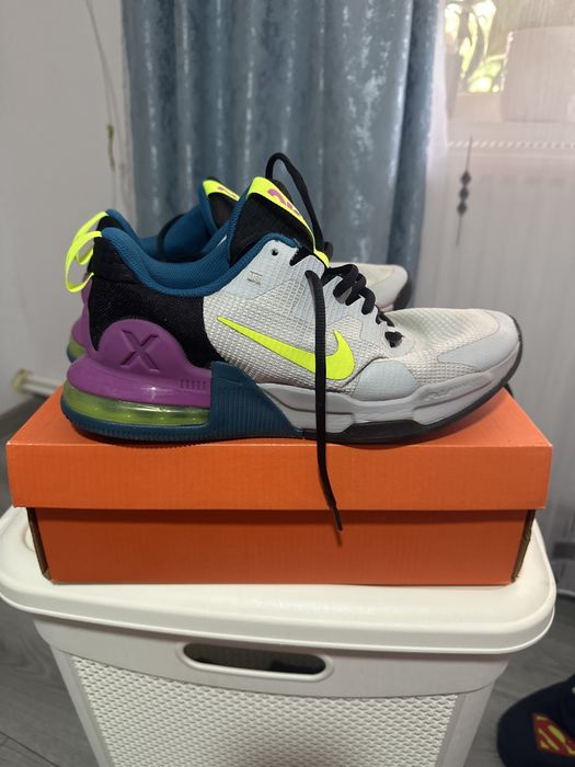 Vand adidasi nike noi