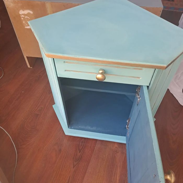 Красив ъглов шкаф