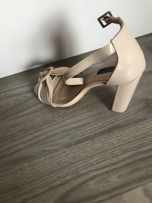 Босоножки бежевые красивые