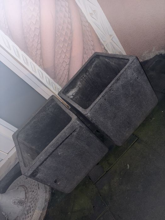 Set 4 ghivece mare plastic dur si beton 150 lei bucata