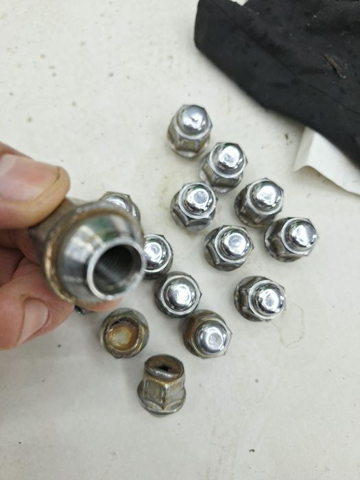 Гайки за джанти Дейхатцу/Киа 16 бр