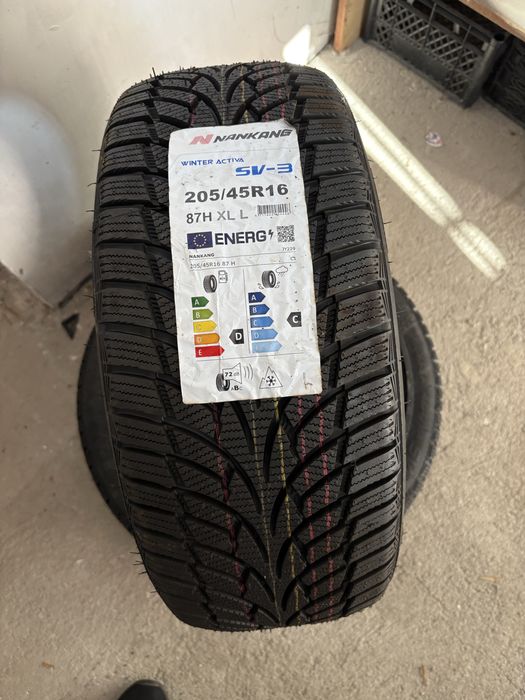 2 броя ЧИСТО НОВИ зимни гуми.