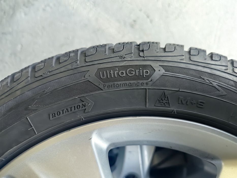 Продавам оригинални ляти джанти за Хонда Акорд 17 цола с зимни гуми.