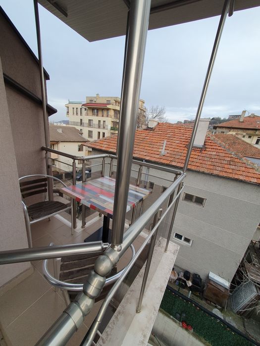 Под наем двустаен в началото на Аспарухово 40 кв. обзаведен влизаш и живееш ТВ. Интернет на пет минути от центъра с автобус място за паркиране