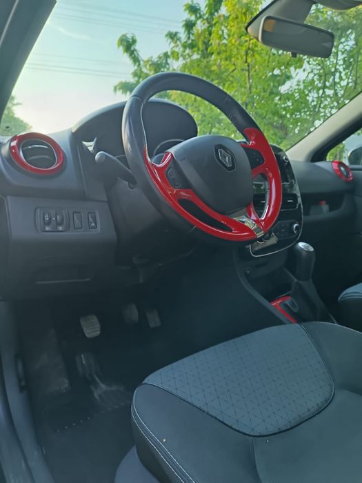 Renault Clio 4 cu volan rosu