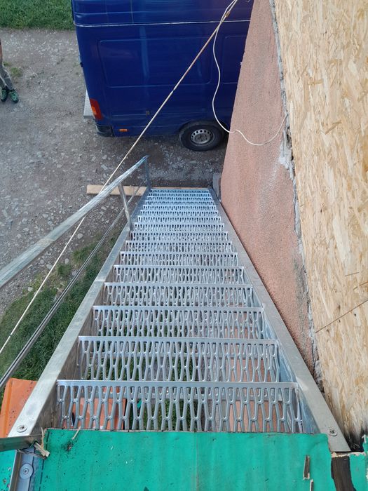 Scări metalice galvanizate la orice demisiune asiguram transport ori unde in tara mai multe detalii la Nr