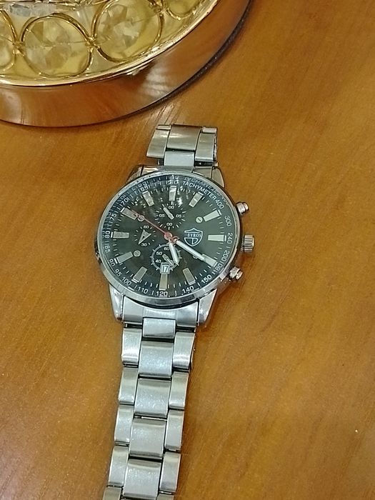 Часовник кварцов с японски механизъм и Q,Q