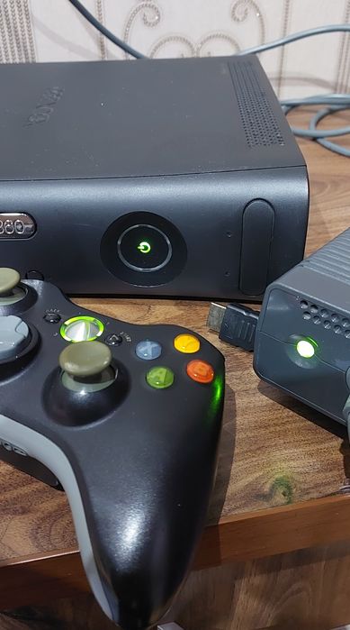 Xbox 360 прошитая с джостиком и дисками