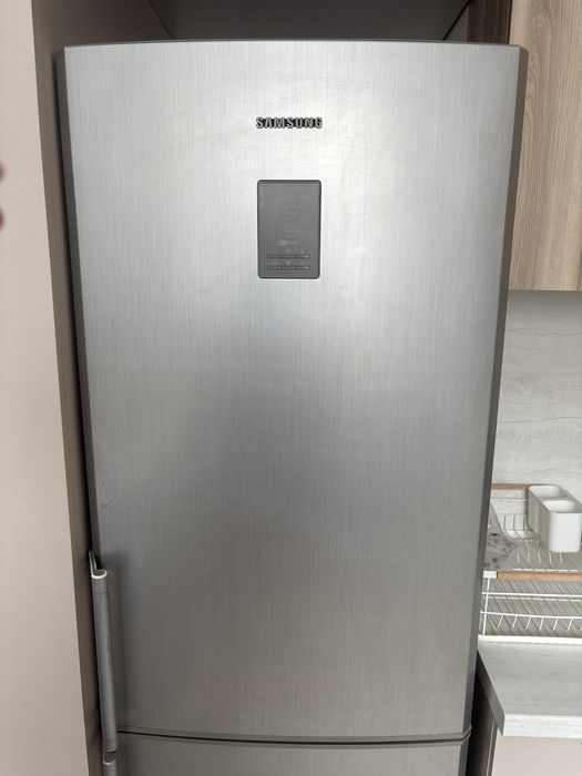 Холодильник Samsung