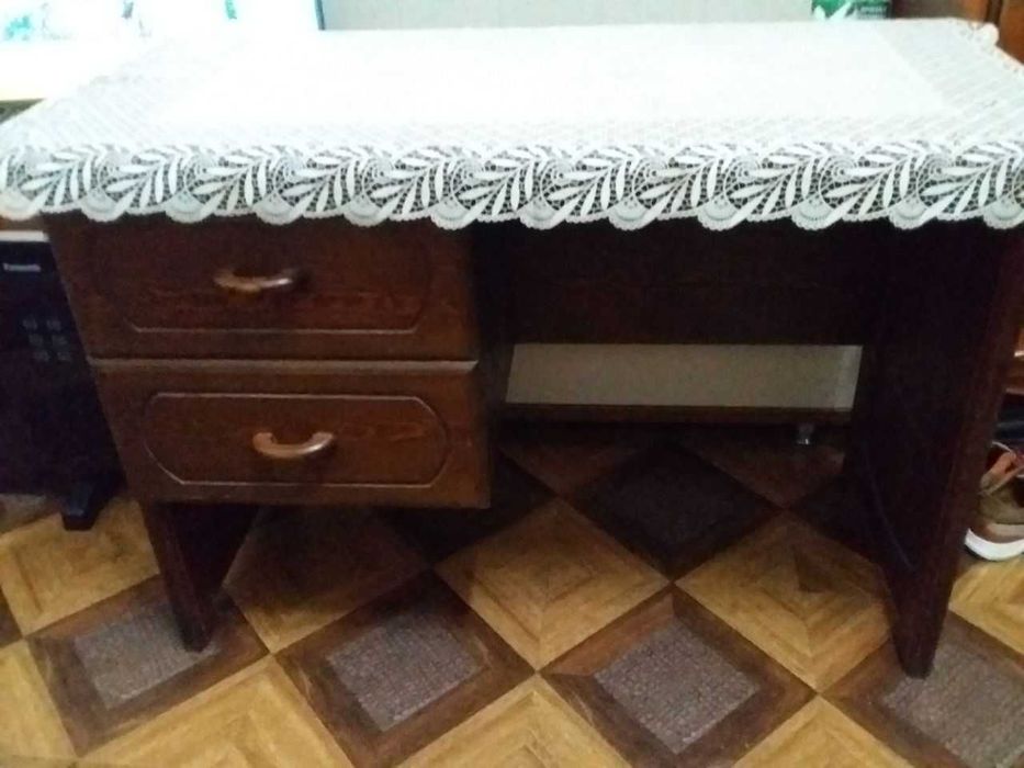 Письменный стол. Дерево.
