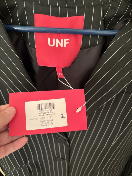 Черный пиджак в полоску