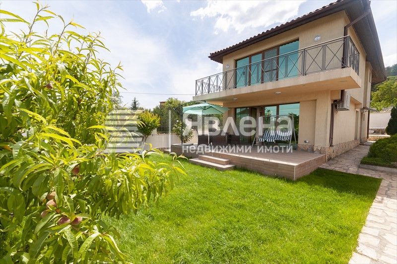 Продава се Къща в Варна, м-т Траката - 201 кв.м за 1966 €/кв.м - Снимка #1