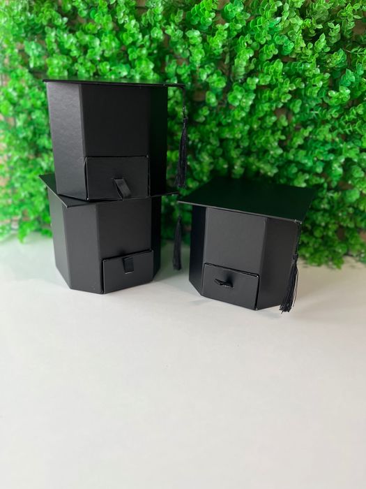 Кутия за аранжиране под формата на шапка за дипломиране