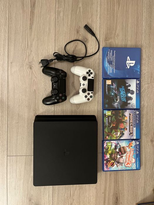 PlayStation 4 cu 2 controllere