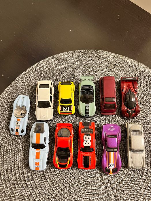 Продавам колички Hot wheels