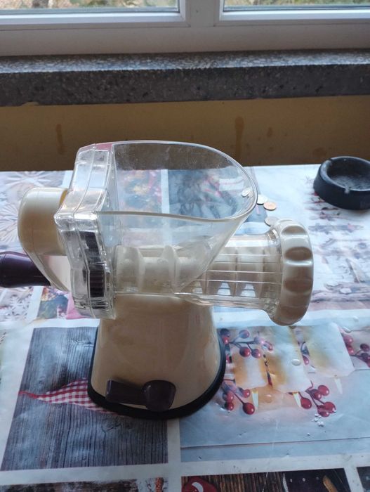 Продавам месомелачка Lurch