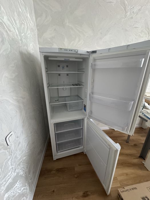 Холодильник indesit