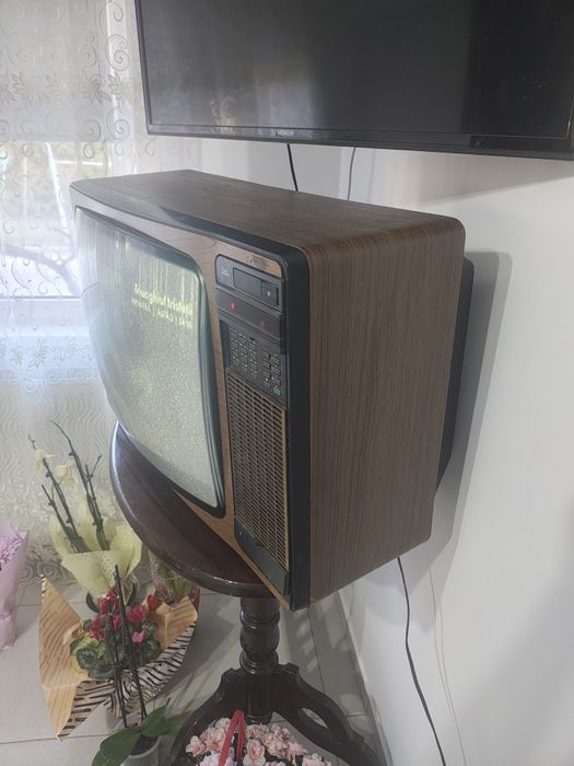 Televizor vechi din lemn cu tub, Philips,functional