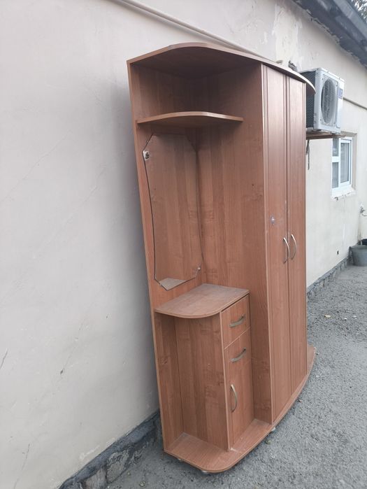 Прихожая с зеркалом и шкафом