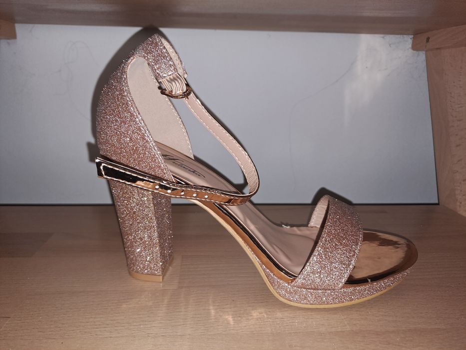 Sandale roz prafuit marimea 37-38