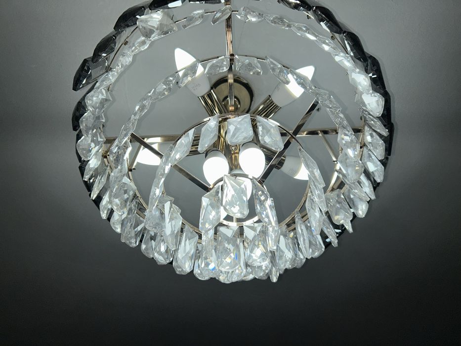 Элегантная хрустальная люстра