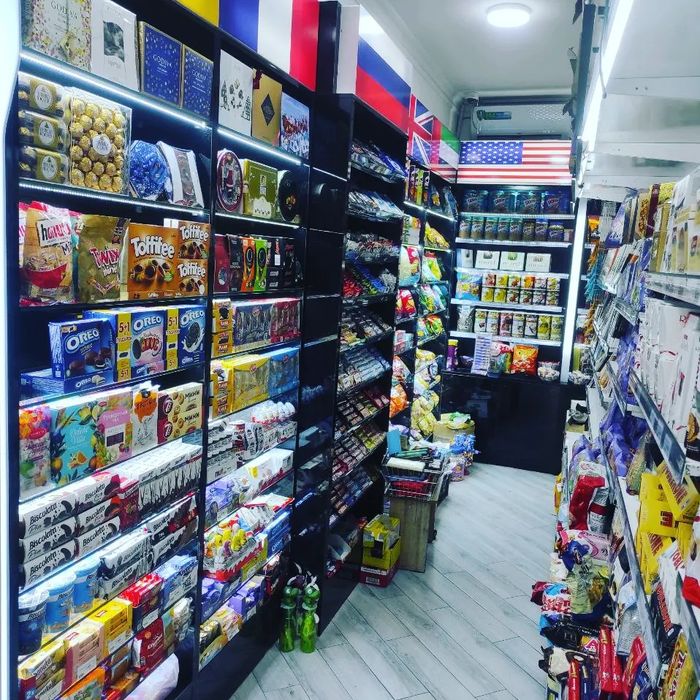 Полки ветрины для магазинов и аптек на заказ