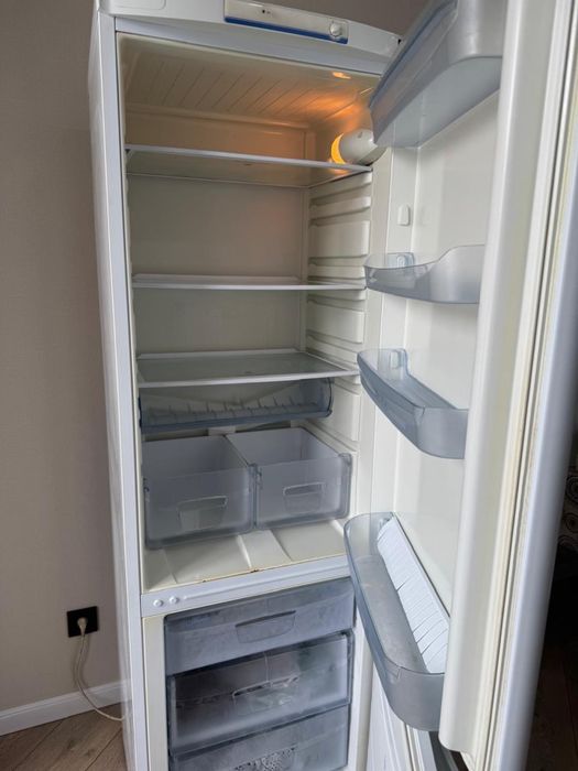 Продам холодильник indesit