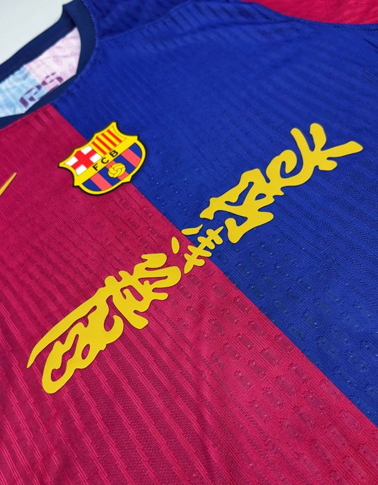 Тениска на Барселона и Травис Скот (домакинска)
